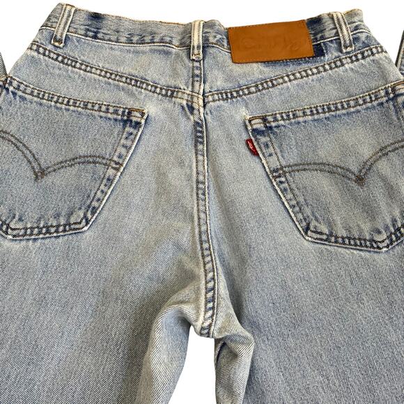 Lenny Upcycled Vintage Levi’s Jeans Light Wash Distressed Ripped Mom Jeans - Picture 10 of 16